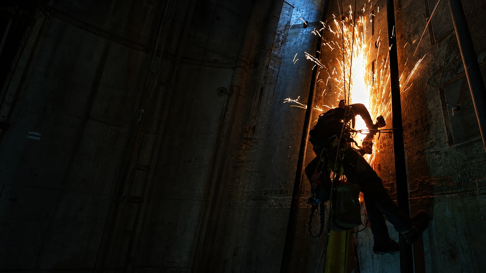 Técnico de acceso por cuerdas trabajando en el interior de una estructura industrial