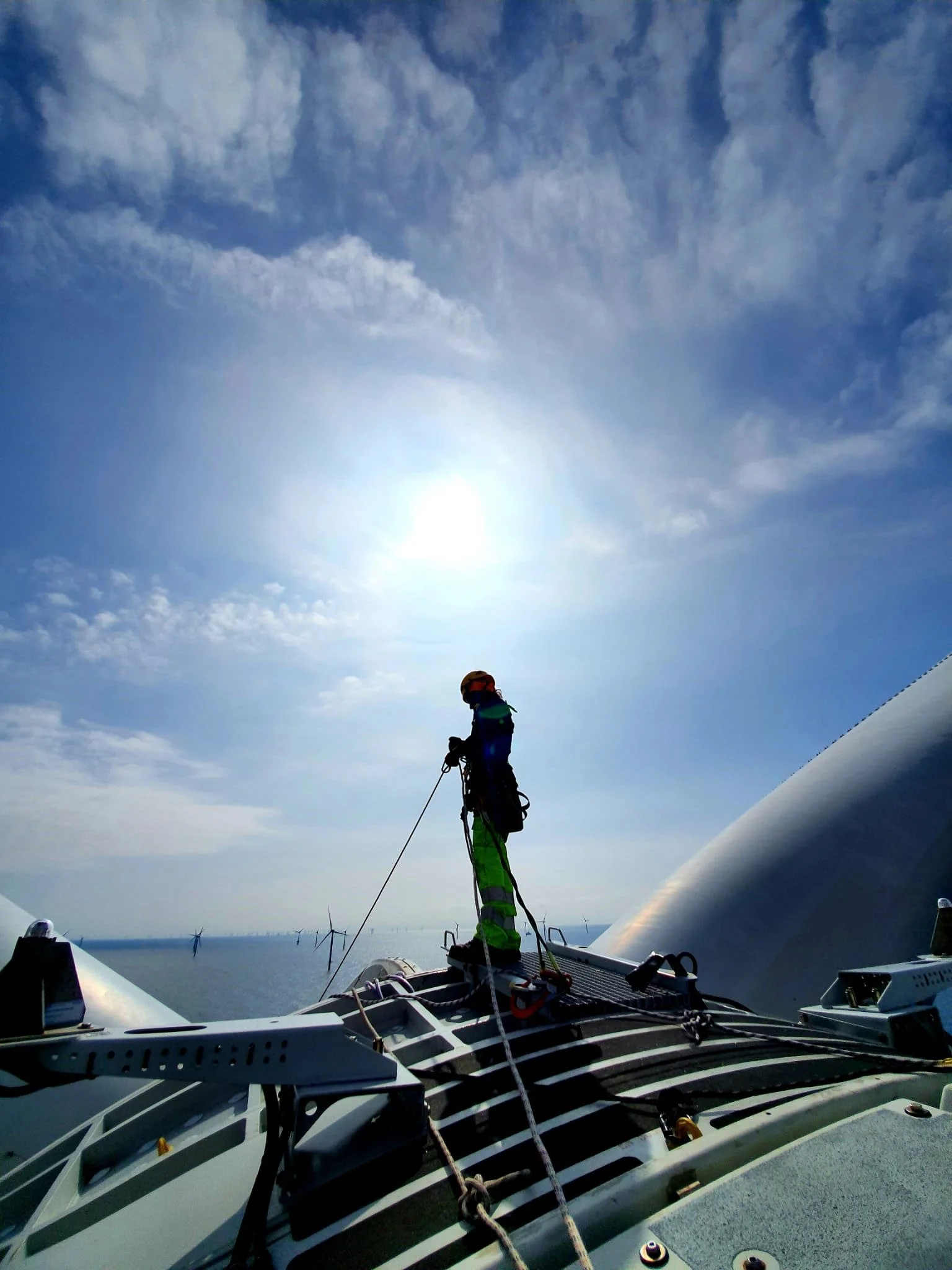 Técnico en una nacelle eólica offshore